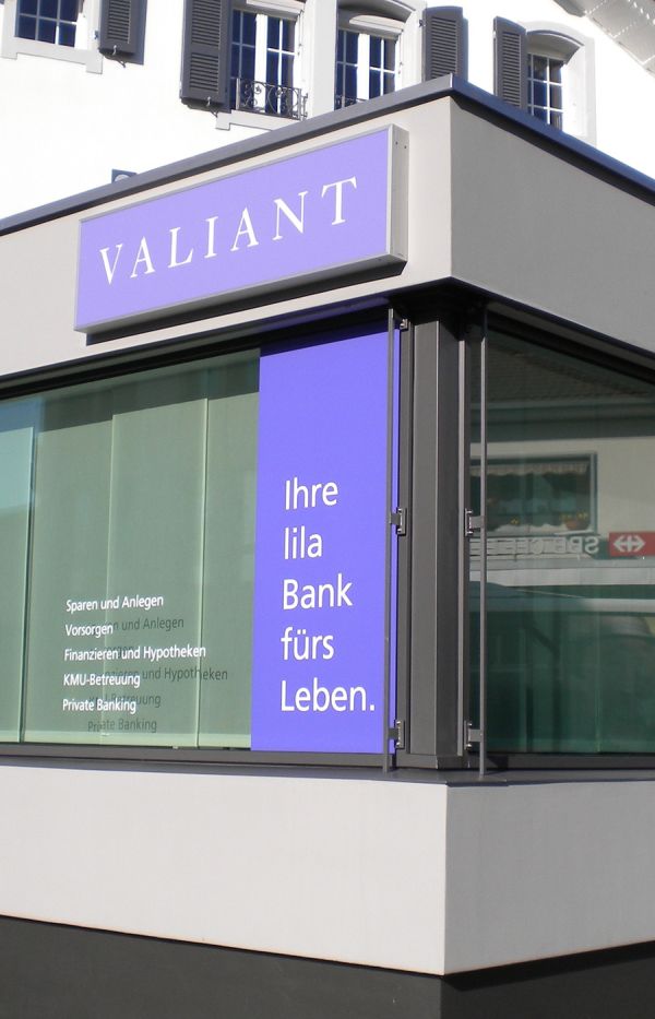 Schaufensterbeschriftung Valiant Bank, Lyss.jpg